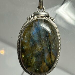 Vintage  Elegant Pendant with Iridescent Labradorite Stone set in 925 silver